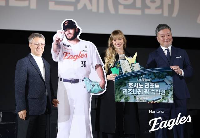 4일 서울 영등포구 CGV영등포에서 열린 스포츠서울 올해의 상 시상식에서 올해의 선수로 선정된 코디 폰세를 대신해 아내 에마가 대리 수상 후 기념 촬영을 하고 있다. 한화 제공