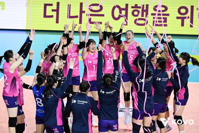 흥국생명이 12월 3일 한국도로공사의 11연승을 가로막았다./KOVO