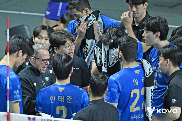 파에스 감독의 작전 시간./KOVO