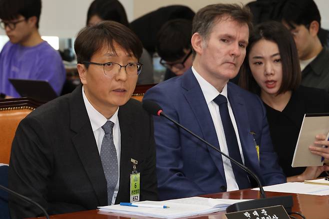 3일 국회 정무위원회에서 열린 쿠팡 개인정보 유출 사태 관련 현안질의에서 박대준 쿠팡 대표이사가 위원 질의에 답하고 있다. 오른쪽은 브랫 매티스 쿠팡 최고 정보 보호 책임자(CISO). [연합]