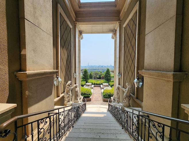 용산 헤렌하우스는 들어서자마자 한강이 보인다.   [보스크중개 제공]