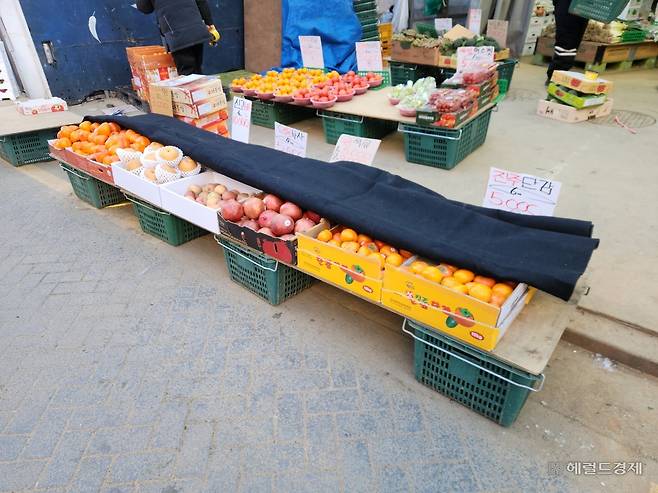 약 영하 10도까지 기온이 떨어진 4일 오전 8시께 서울 마포구 망원시장의 한 청과물 가게. 매대 상품이 얼지 않도록 천막이 덮여있다. 이영기 기자.