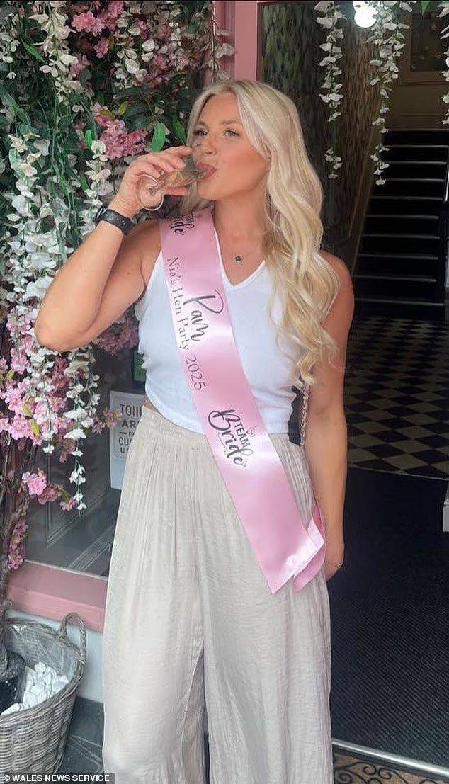 [서울=뉴시스] 술에 취해 동료 경찰관들을 성추행한 파멜라 프리처드(29) 경찰관. (사진출처: 데일리메일 캡처)2025.12.03.