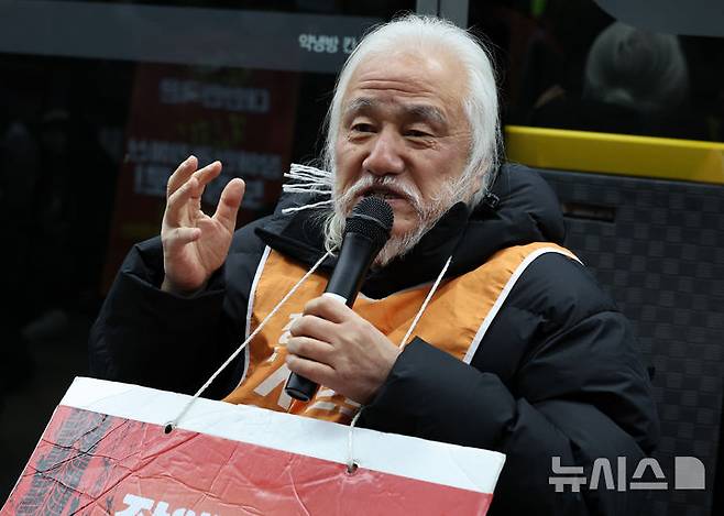 [서울=뉴시스] 이영환 기자 = 박경석 전국장애인차별철폐연대(전장연) 상임공동대표가 4일 오전 서울 종로구 지하철5호선 광화문역에서 열린 '제67차 출근길 지하철 탑니다’ 시위에 참석해 발언을 하고 있다. 2025.12.04. 20hwan@newsis.com