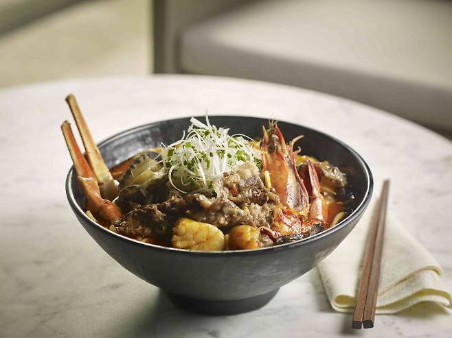 [서울=뉴시스] 제주호텔신라 '전복 한우 차돌박이 짬뽕'.(사진=호텔신라 제공) *재판매 및 DB 금지