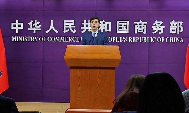 [서울=뉴시스]중국 정부는 규정을 준수한 모든 민간용 희토류 관련 품목 수출 신청을 적시에 승인했다고 중국 상무부가 4일 밝혔다. 정례 브리핑하는 허야둥 중국 상무부 대변인. <사진 출처 : 글로벌 타임스> 2025.12.04.