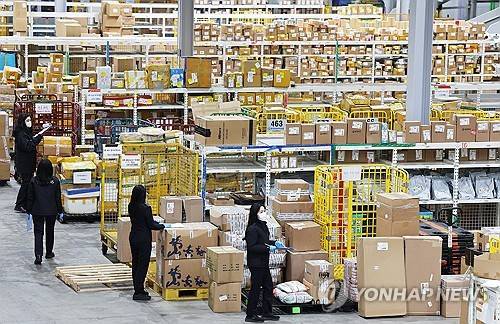 지난달 20일 블랙프라이데이를 앞두고 세관에 쌓여있는 직구물품 [연합뉴스 자료사진]