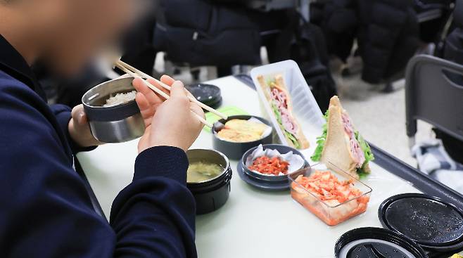 4일 경기도 수원시 한 학교에서 학생이 준비한 도시락을 먹고 있다. 연합뉴스
