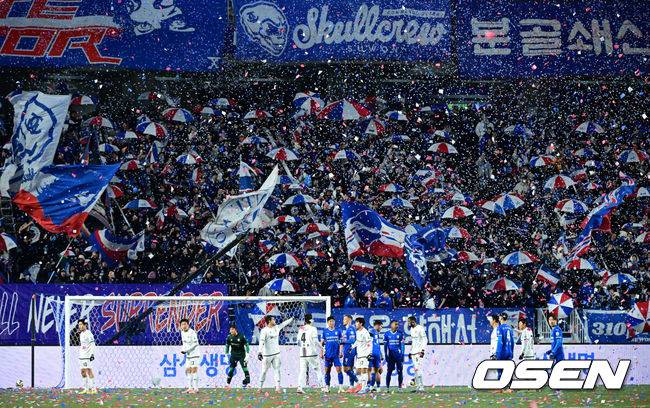 [OSEN=수원월드컵경기장, 최규한 기자] 3일 오후 경기도 수원월드컵경기장에서 ‘K리그 승강 플레이오프(PO)’ 1차전 수원 삼성과 제주 SK의 경기가 열렸다.K리그1 11위인 제주와 K리그2 2위인 수원의 격돌이다. 1부리그의 주인공을 정하는 이번 승강 PO는 홈 앤드 어웨이 방식으로 치러진다. 3일 수원에서 1차전을 치른 뒤 7일 제주월드컵경기장으로 장소를 옮겨 2차전을 벌인다.후반 시작과 함께 수원 빅버드에 꽃가루가 날리고 있다. 2025.12.03 / dreamer@osen.co.kr