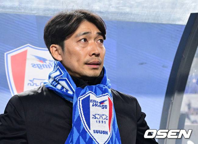 [OSEN=수원월드컵경기장, 최규한 기자] 3일 오후 경기도 수원월드컵경기장에서 ‘K리그 승강 플레이오프(PO)’&nbsp;1차전 수원 삼성과 제주 SK의 경기가 열렸다.K리그1 11위인 제주와 K리그2 2위인 수원의 격돌이다. 1부리그의 주인공을 정하는 이번&nbsp;승강 PO는 홈 앤드 어웨이 방식으로 치러진다. 3일 수원에서 1차전을 치른 뒤 7일 제주월드컵경기장으로 장소를 옮겨 2차전을 벌인다.경기를 앞두고 수원 변성환 감독이 피치를 바라보고 있다. 2025.12.03 / dreamer@osen.co.kr