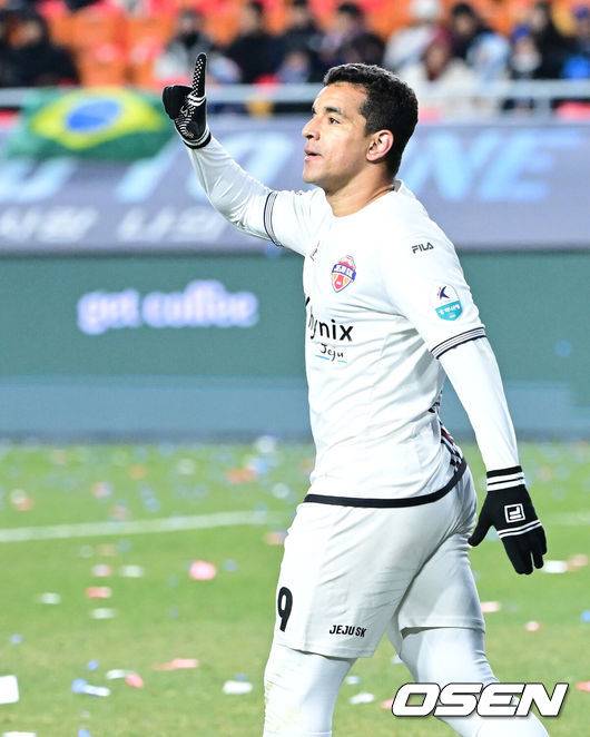 [OSEN=수원월드컵경기장, 최규한 기자] 3일 오후 경기도 수원월드컵경기장에서 ‘K리그 승강 플레이오프(PO)’&nbsp;1차전 수원 삼성과 제주 SK의 경기가 열렸다.K리그1 11위인 제주와 K리그2 2위인 수원의 격돌이다. 1부리그의 주인공을 정하는 이번&nbsp;승강 PO는 홈 앤드 어웨이 방식으로 치러진다. 3일 수원에서 1차전을 치른 뒤 7일 제주월드컵경기장으로 장소를 옮겨 2차전을 벌인다.후반 제주 유리 조나탄이 페널티킥 선제골을 작렬시킨 뒤 기뻐하고 있다. 2025.12.03 / dreamer@osen.co.kr