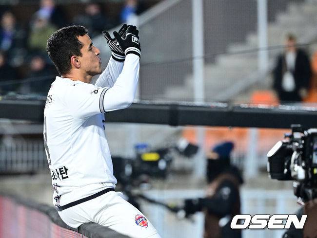 [OSEN=수원월드컵경기장, 최규한 기자] 3일 오후 경기도 수원월드컵경기장에서 ‘K리그 승강 플레이오프(PO)’ 1차전 수원 삼성과 제주 SK의 경기가 열렸다.K리그1 11위인 제주와 K리그2 2위인 수원의 격돌이다. 1부리그의 주인공을 정하는 이번 승강 PO는 홈 앤드 어웨이 방식으로 치러진다. 3일 수원에서 1차전을 치른 뒤 7일 제주월드컵경기장으로 장소를 옮겨 2차전을 벌인다.후반 제주 유리 조나탄이 페널티킥 선제골을 작렬시킨 뒤 기뻐하고 있다. 2025.12.03 / dreamer@osen.co.kr