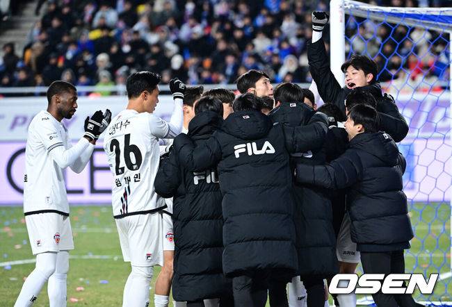 [OSEN=수원월드컵경기장, 최규한 기자] 3일 오후 경기도 수원월드컵경기장에서 ‘K리그 승강 플레이오프(PO)’ 1차전 수원 삼성과 제주 SK의 경기가 열렸다.K리그1 11위인 제주와 K리그2 2위인 수원의 격돌이다. 1부리그의 주인공을 정하는 이번 승강 PO는 홈 앤드 어웨이 방식으로 치러진다. 3일 수원에서 1차전을 치른 뒤 7일 제주월드컵경기장으로 장소를 옮겨 2차전을 벌인다.후반 제주 유리 조나탄이 페널티킥 선제골을 작렬시킨 뒤 동료들과 기뻐하고 있다. 2025.12.03 / dreamer@osen.co.kr