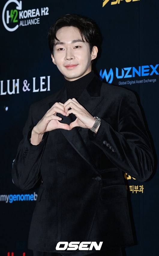 [OSEN=민경훈 기자] 19일 오후 서울 강남구 SETEC 제2전시장에서 제16회 아시아 모델 어워즈 포토월 행사가 열렸다.영화배우 무진성이 포토월에서 포즈를 취하고 있다. 21.12.19 /rumi@osen.co.kr