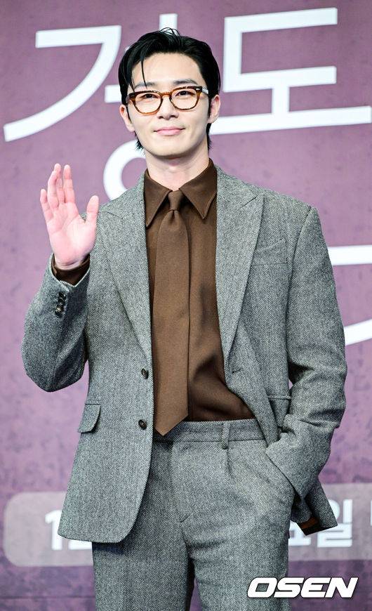 [OSEN=최규한 기자] 4일 오후 서울 신도림동 더링크호텔에서 JTBC 새 토일드라마 ‘경도를 기다리며’ 제작발표회가 열렸다.드라마 ‘경도를 기다리며’는 두 번의 연애 끝에 결별했던 이경도(박서준 분)와 서지우(원지안 분)가 불륜 스캔들 기사를 보도한 기자와 스캔들 당사자의 아내로 재회하게 되면서 벌어지는 이야기를 그린다.배우 박서준이 포토타임을 하고 있다. 2025.12.04 / dreamer@osen.co.kr