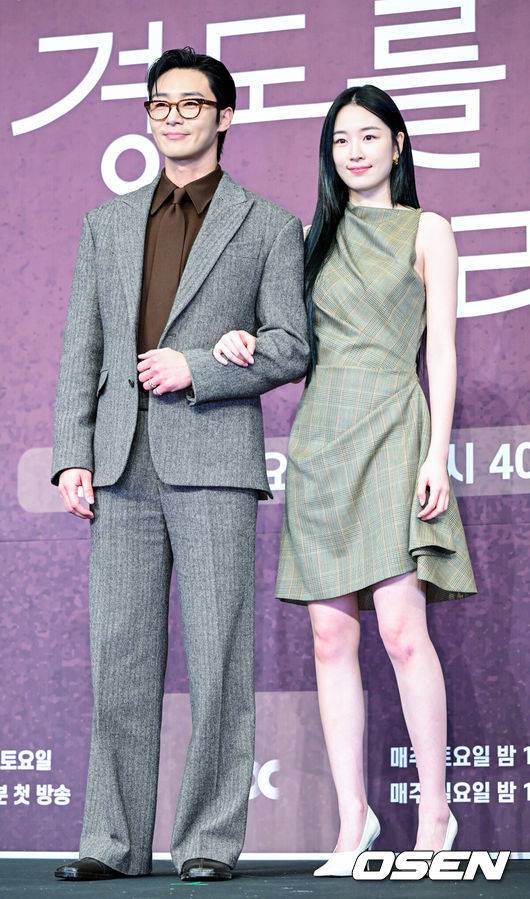 [OSEN=최규한 기자] 4일 오후 서울 신도림동 더링크호텔에서 JTBC 새 토일드라마 ‘경도를 기다리며’ 제작발표회가 열렸다.드라마 ‘경도를 기다리며’는 두 번의 연애 끝에 결별했던 이경도(박서준 분)와 서지우(원지안 분)가 불륜 스캔들 기사를 보도한 기자와 스캔들 당사자의 아내로 재회하게 되면서 벌어지는 이야기를 그린다.배우 박서준과 원지안이 포토타임을 하고 있다. 2025.12.04 / dreamer@osen.co.kr