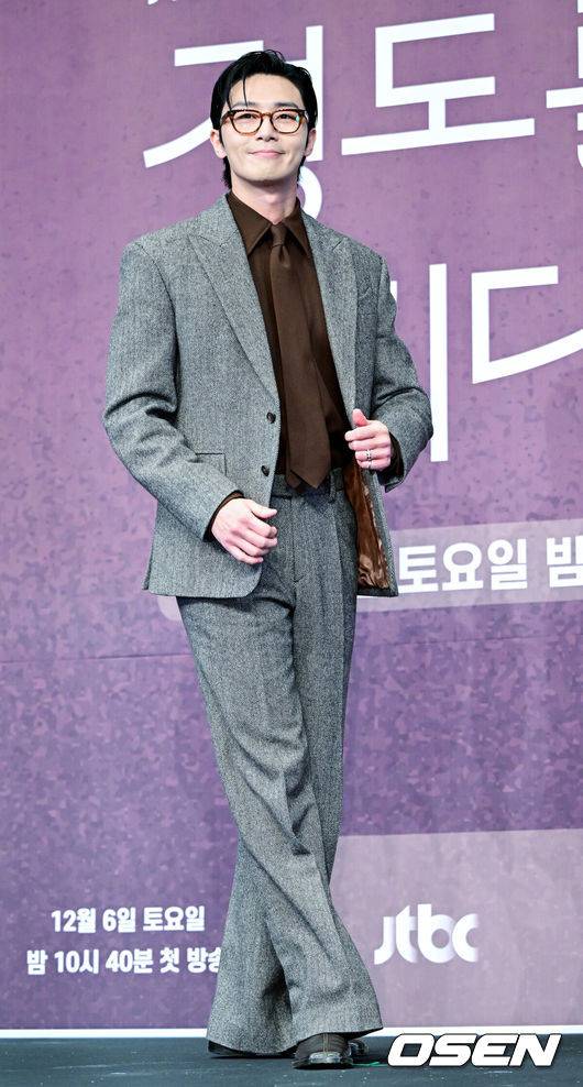 [OSEN=최규한 기자] 4일 오후 서울 신도림동 더링크호텔에서 JTBC 새 토일드라마 ‘경도를 기다리며’ 제작발표회가 열렸다.드라마 ‘경도를 기다리며’는 두 번의 연애 끝에 결별했던 이경도(박서준 분)와 서지우(원지안 분)가 불륜 스캔들 기사를 보도한 기자와 스캔들 당사자의 아내로 재회하게 되면서 벌어지는 이야기를 그린다.배우 박서준이 포토타임을 하고 있다. 2025.12.04 / dreamer@osen.co.kr