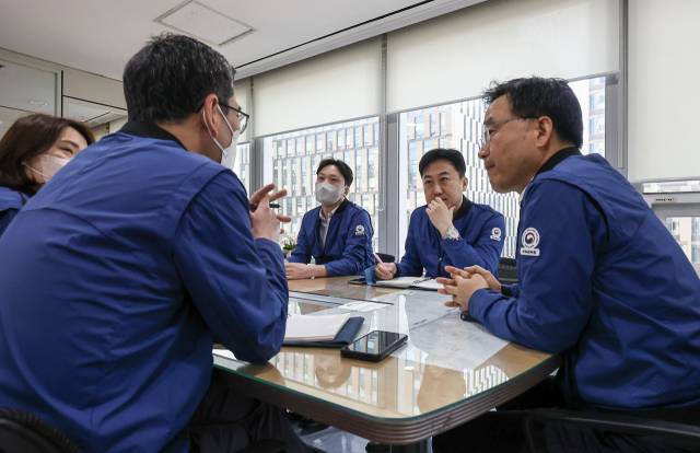 ▲ 지난해 5월 8일 서울지방고용노동청에서 광역근로감독과 근로감독관들이 임금체불 단속에 앞서 회의를 하고 있다. ⓒ연합뉴스