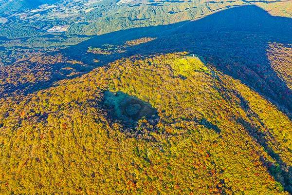어승생악 정상과 굼부리. 수량이 줄어든 물웅덩이도 보인다.