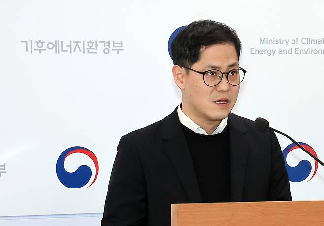 이제훈 기후에너지환경부 폐자원에너지과장이 4일 정부세종청사 기후부 기자실에서 수도권 생활폐기물 직매립금지 제도 시행에 앞서 안정적 처리체계 구축을 위한 폐기물관리법 시행규칙 일부개정령안 입법예고 등에 관해 설명하고 있다. 연합