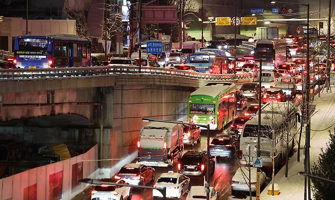 첫눈이 내린 4일 서울 종로구 사직터널 부근 도로에서 차량이 움직이지 못하고 있다. 연합뉴스