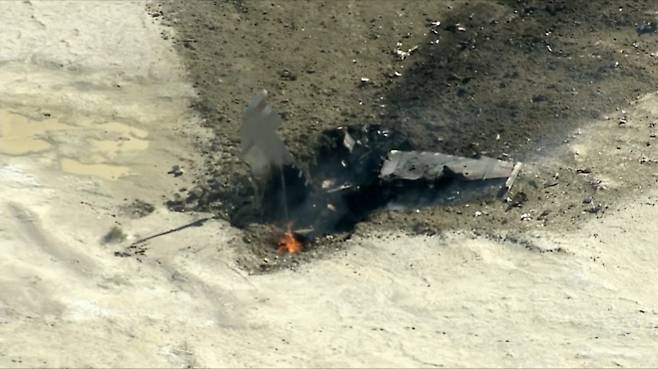 미국 캘리포니아 샌버나디노 카운티 트로나 인근 사막에 남은 F-16 추락 흔적과 잔해. 작은 불길이 계속 타오르는 모습이 상공 촬영 화면에 잡혔다. 출처=KABC