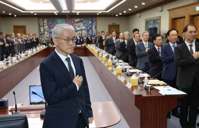 천대엽 법원행정처장과 법원장들이 서울 서초구 대법원 대회의실에서 열린 전국법원장회의에서 국기에 대한 경례를 하고 있다. 뉴스1