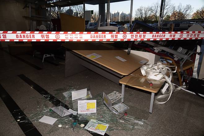 비상계엄이 해제된 2024년 12월4일, 서울 여의도 국회 본청 후문에 계엄군의 국회 진입을 막으려다 파손된 집기들이 쌓여있다. ⓒ시사IN 박미소
