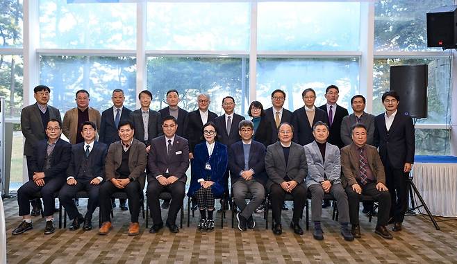 12월3일 호텔리베라 거제에서 열린 제4기 거제시 정책자문단 위촉식에서 참가자들이 기념촬영을 하고 있다. ⓒ거제시 제공