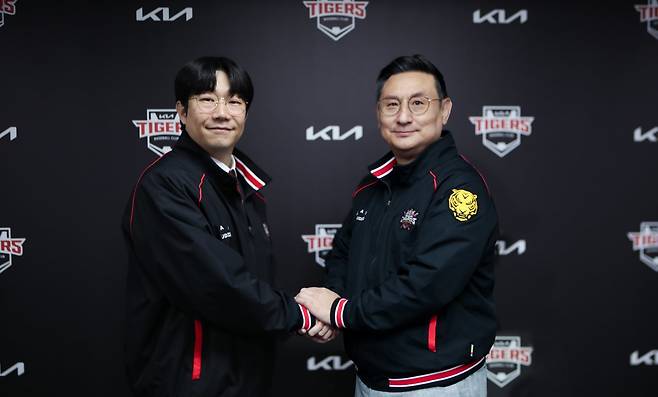 KIA는 4일 양현종(왼쪽)과 2+1년 최대 45억 원에 FA 계약을 맺었다. 3번째 FA 계약도 KIA와 체결한 양현종은 “영구결번은 유니폼을 벗는 순간까지 내 원대한 목표”라며 남다른 의지를 밝히기도 했다. 사진제공｜KIA 타이거즈