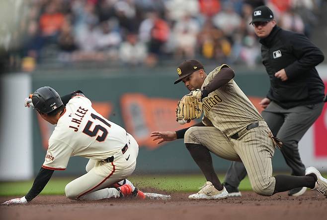 샌프란시스코 이정후가 장타를 때리고 2루로 슬라이딩해서 들어가고 있다. 게티이미지