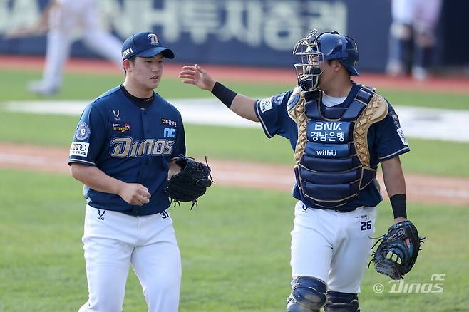 ▲ 투수 시절 안인산(왼쪽) ⓒ NC 다이노스