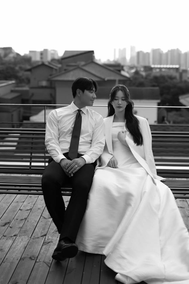 윤정빈(왼쪽)과 신부 이효진씨. /사진=삼성 라이온즈