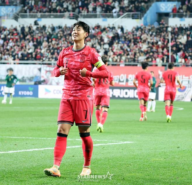 대표팀 주장 손흥민이 지난달 4일 대전월드컵경기장에서 열린  대한민국축구대표팀과 볼리비아(FIFA 랭킹 76위)와의 친선경기에서 후반전 초반 프리킥을 성공시킨 후 골 세리머니를 하고 있다. /사진=강영조 선임기자