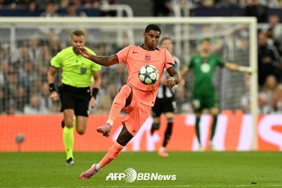 FC바르셀로나 래시포드가 지난 9월 19일(한국시간) 영국 뉴캐슬의 세인트 제임스파크에서 열린 2025~2026 유럽축구연맹(UEFA) 챔피언스리그 리그 페이즈 1차전 뉴캐슬 유나이티드 원정에서 드리블하고 있다. /AFPBBNews=뉴스1