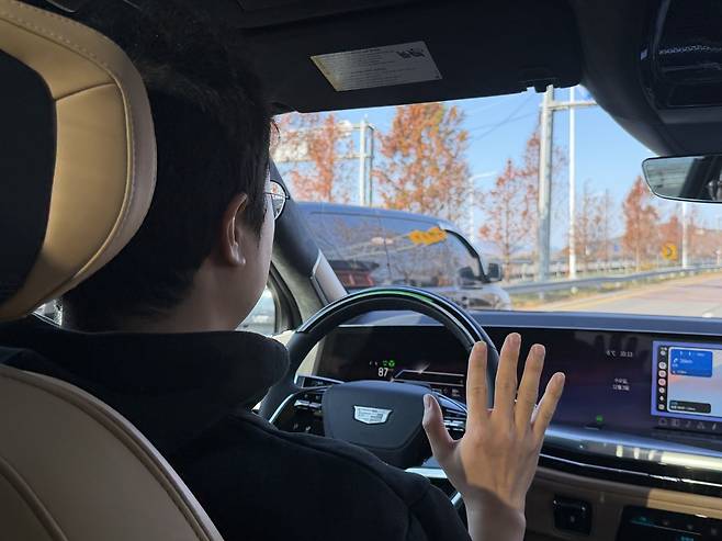 지난 3일 자유로에서 슈퍼 크루즈 모드로 주행하는 모습 [독자 제공. 재판매 및 DB 금지]