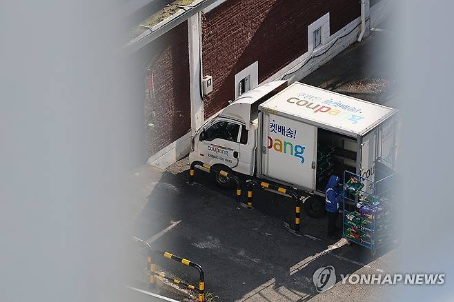 이재명 대통령, 쿠팡 정보유출에 "과징금 강화·징벌적손배제 현실화" (서울=연합뉴스) 서대연 기자 = 이커머스 1위 업체 쿠팡에서 약 3천400만건에 이르는 대규모 개인정보가 유출된 가운데 2일 서울 시내 한 쿠팡 물류센터에 배송차량이 주차돼 있다.
이재명 대통령은 이날 서울 용산 대통령실에서 주재한 국무회의에서 쿠팡 개인정보 유출 사고와 관련, "사고 원인을 조속하게 규명하고 엄중하게 책임을 물어야 한다"고 말했다.2025.12.2 dwise@yna.co.kr