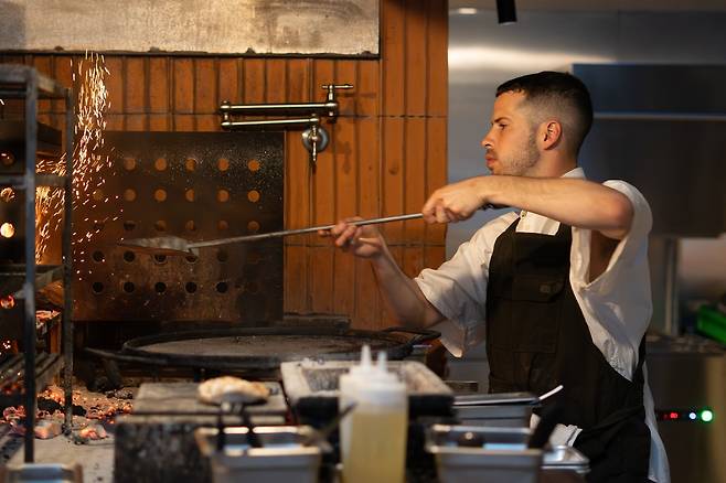 숯불로 요리하는 네스의 요리사 [사진/성연재 기자]