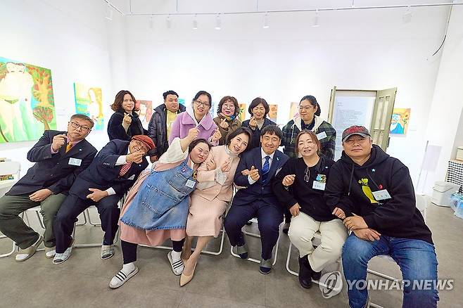 정은혜 작가 전시 찾은 김혜경 여사 (서울=연합뉴스) 김혜경 여사가 3일 경기도 양평 '어메이징 아웃사이더 아트센터'에서 열린 정은혜 작가의 개인전 '은혜로운 명화전'을 찾아 정 작가를 비롯한 관계자들과 기념촬영을 하고 있다. 2025.12.4 [대통령실 제공. 재판매 및 DB 금지] photo@yna.co.kr