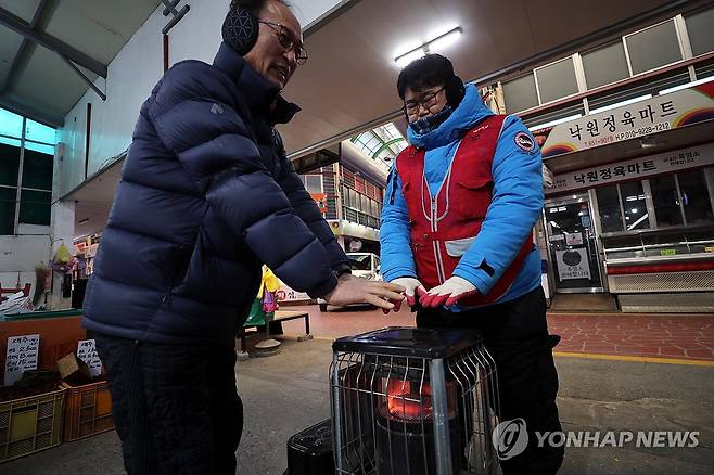 '한파'에 추위 피하는 시장 상인들 (제천=연합뉴스) 김형우 기자 = 영하 10도 아래로 떨어진 한파에 4일 아침 충북 제천 동문시장 상인들이 난로 앞에서 추위를 피하고 있다. 2025.12.4 vodcast@yna.co.kr