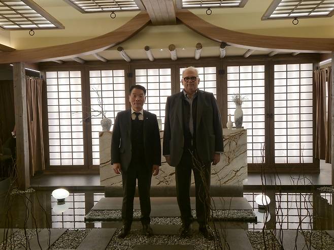 김익헌 대한레슬링협회장(왼쪽)과 네나드 라로비치 세계레슬링연맹(UWW) 회장 김익헌 대한레슬링협회장(왼쪽)이 2일 부산 벡스코에서 열린 세계도핑방지기구 총회에서 네나드 라로비치 세계레슬링연맹(UWW) 회장을 만나 2028 로스앤젤레스 올림픽 아시아 지역 쿼터 대회 유치 의사를 전한 뒤 기념 사진을 찍고 있다. [대한레슬링협회 제공. 재배포 및 DB 금지]