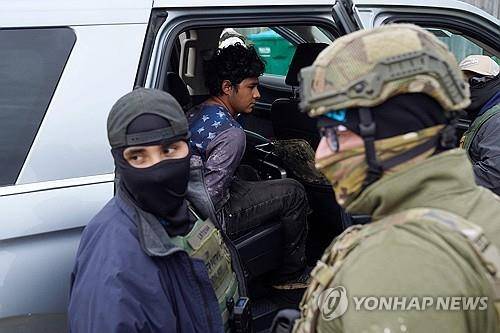 이민 단속하는 관세국경보호청 요원들 [AFP=연합뉴스] ※ 기사와 직접 관계 없는 사진