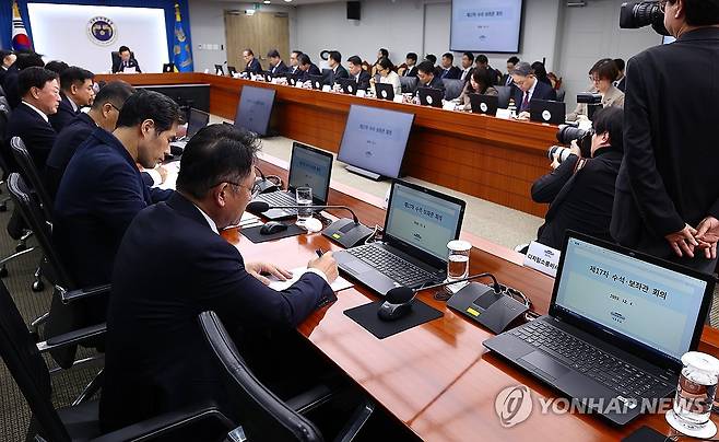 비어 있는 김남국 비서관 자리 (서울=연합뉴스) 김도훈 기자 = 4일 용산 대통령실에서 이재명 대통령 주재로 진행된 수석보좌관회의에서 회의 초반 김남국 디지털소통비서관 자리가 비어 있다. 2025.12.4 superdoo82@yna.co.kr