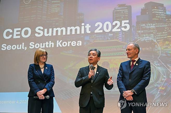 수소산업 박람회 '월드 하이드로젠 엑스포 2025' 개막 (서울=연합뉴스) 이바나 제멜코바 수소위원회 최고경영자(CEO), 장재훈 현대차그룹 부회장, 프랑수아 자코브 에어리퀴드그룹 회장이 지난 2일부터 4일까지 서울에서 열린 수소위원회 CEO 서밋에서 취재진의 질문에 답하고 있다. 2025.12.4 [현대자동차·기아 제공. 재판매 및 DB 금지] photo@yna.co.kr