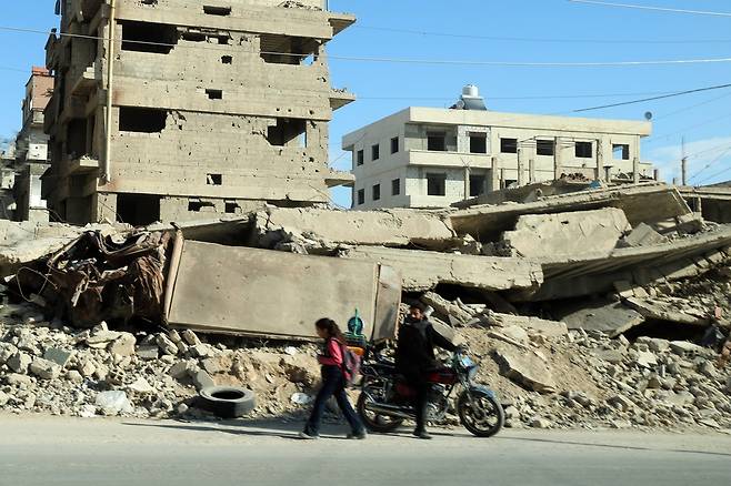 내전 상흔 (하라스타=연합뉴스) 김동호 특파원 = 4일(현지시간) 13여년의 내전으로 폐허가 된 시리아 다마스쿠스 인근 하라스타. 2025.12.4 dk@yna.co.kr