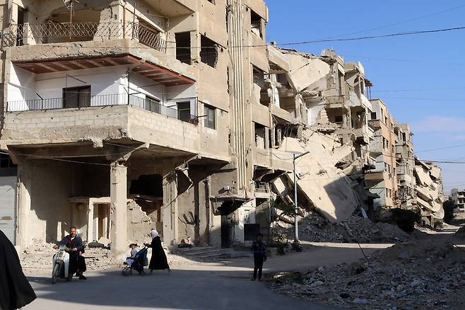 내전 상흔 (하라스타=연합뉴스) 김동호 특파원 = 4일(현지시간) 13여년의 내전으로 폐허가 된 시리아 다마스쿠스 인근 하라스타. 2025.12.4 dk@yna.co.k