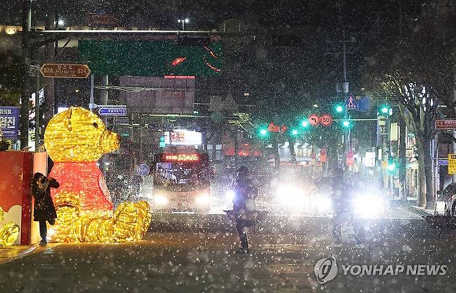 첫눈 추억 남기기 (수원=연합뉴스) 홍기원 기자 = 4일 경기도 수원시 화성행궁 광장에서 시민들이 올겨울 첫눈을 맞으며 추억을 남기고 있다. 2025.12.4 xanadu@yna.co.kr