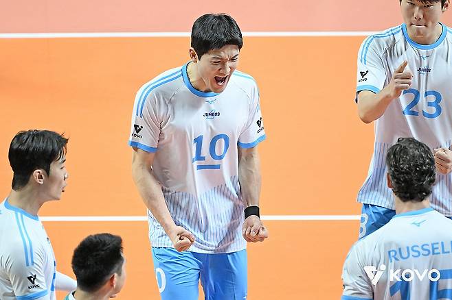 포효하는 대한항공 정지석 (서울=연합뉴스) 4일 서울 중구 장충체육관에서 열린 2025-2026 프로배구 V리그 남자부 우리카드와 대한항공의 경기. 대한항공 정지석이 득점 후 환호하고 있다. 2025.12.4[ 한국배구연맹 제공. 재판매 및 DB 금지] photo@yna.co.kr