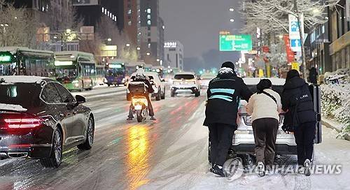 한쪽은 얼음판, 한쪽은 눈밭
    (서울=연합뉴스) 이진욱 기자 =  서울·인천·경기·강원 등 4개 시도에 대설특보가 발효된 4일 서울 마포구 홍대 인근에서 제설작업이 완료되지 못한 도로에서 시민들이 언덕길 차를 밀고 있다. 그 옆으로는 빙판이 된 도로 위로 차와 오토바이가 지나고 있다. 2025.12.4
    cityboy@yna.co.kr
(끝)