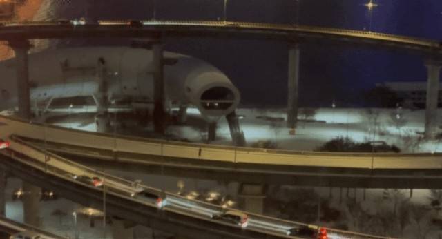 4일 오후 10시 55분께 차량 정체에 청담대교를 도보로 이동하는 시민의 모습 [독자 제공]